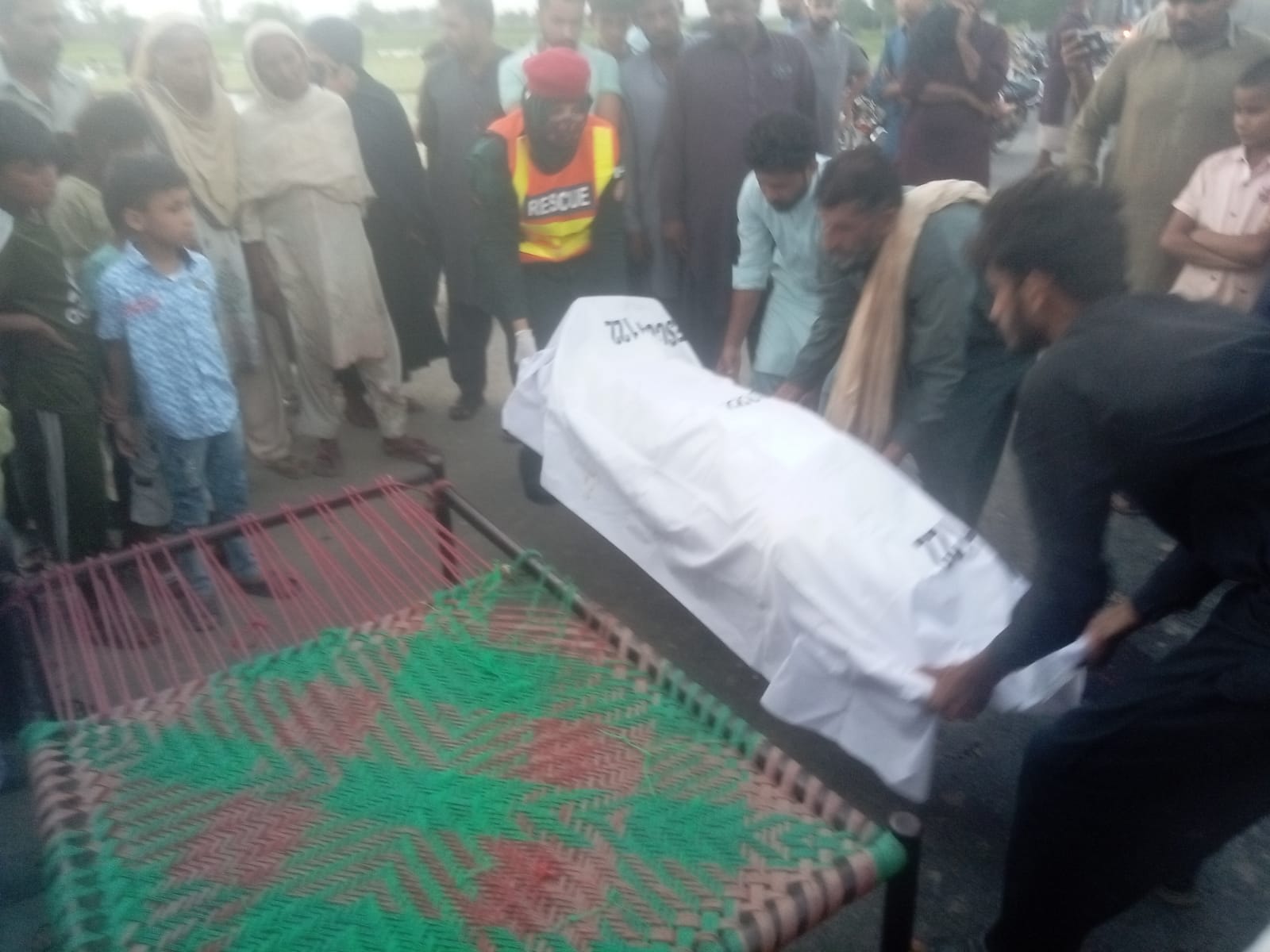 نارنگ منڈی (SahibMeo ) مریدکے نارووال روڈ پر ٹریفک حادثات میں 60 سالہ خاتون اور 7 سالہ معصوم بچہ جاں بحق، علاقے میں تشویش کی لہر