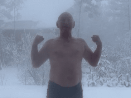 Это надо видеть! Михаил Эверстов обливается водой в -50 градусов
