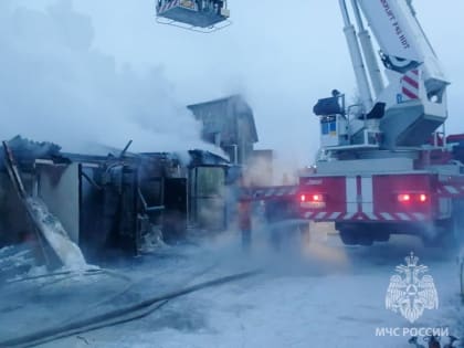 Пожарные Нерюнгри спасли от огня гаражи и четыре автомобиля