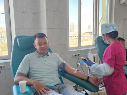 Во Всемирный день донора якутяне подходят на станцию переливания, чтобы сдать кровь.