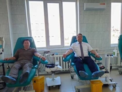 Депутаты и сотрудники аппарата Якутской городской Думы в преддверии национального дня донора в России сдали кровь