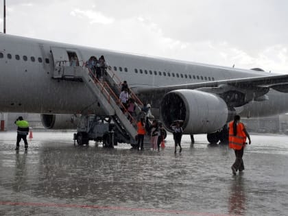 На счастье: Пассажиров первого рейса «Якутск – Сочи – Якутск» встретили дождь с градом