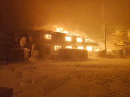 В Якутии из-за пожара в административном здании посёлка сгорела единственная школа