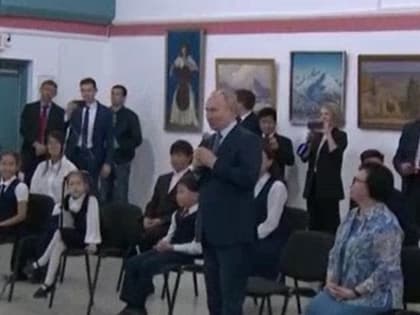Путин через 25 лет посетил Высшую школу музыки Якутии