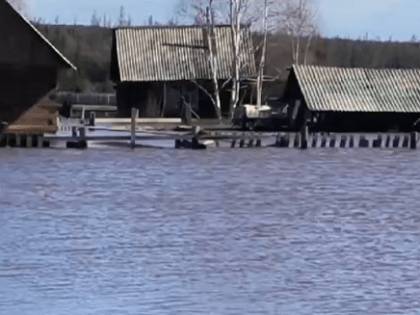 Видеофакт: Затопило село Орто-Нахара — население эвакуируют