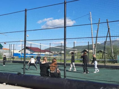 Владислав Житенев готовит универсальную спортивную площадку в Оймяконе