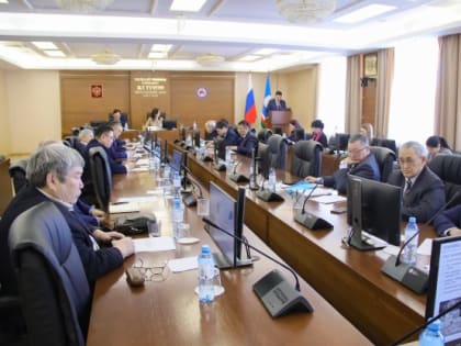 В парламенте Якутии состоялся правительственный час о мерах по увеличению заработной платы населения республики