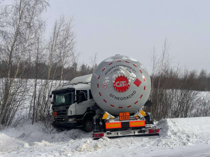 В Якутии легковой автомобиль врезался в грузовик с цистерной