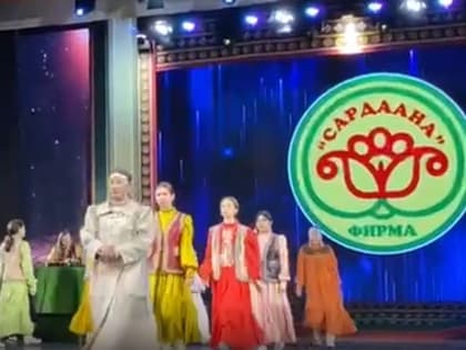 “Саха стиль”: большой показ коллекций якутской национальной одежды — видео