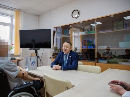 Альберт Семёнов посетил в больнице раненого участника СВО