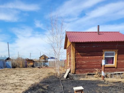 Житель Пригородного вовремя потушил горящую траву во дворе соседей