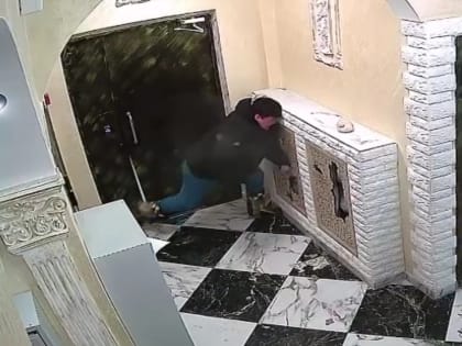 Вандал в унтах попал в камеры дома на улице Свердлова