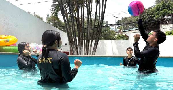 Estudiantes en la piscina