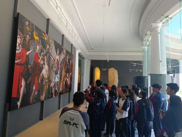 Estudiantes en Museo de Historia