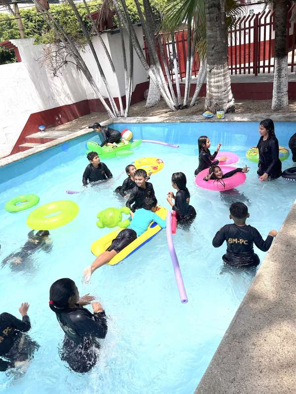 Estudiantes divirtiéndose en la piscina