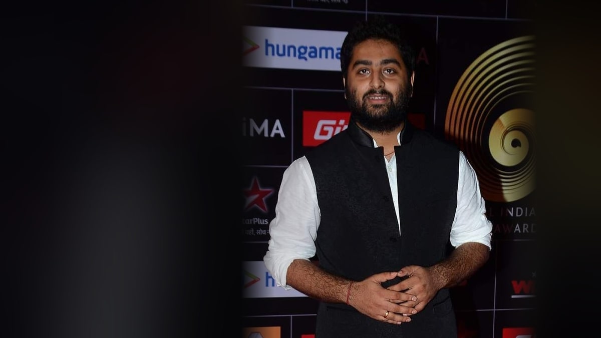 Singer Arijit Singh in a black vest over a white shirt at the 5th GiMA Awards in 2015, photographed against the event backdrop
