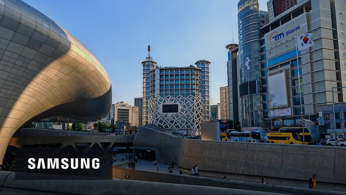 Real photograph of Dongdaemun Design Plaza Seoul (Wikimedia) with official Samsung wordmark for Seoul Design Week 2026 exhibition. Photoreal brand cover.
