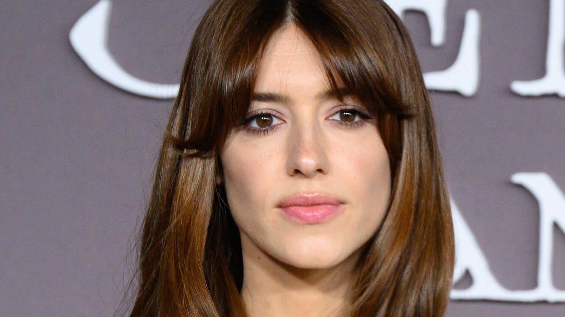 Close-up of Daisy Edgar-Jones with soft pink lips, curtain bangs and glowing skin at the Sense & Sensibility Los Angeles premiere, October 2026