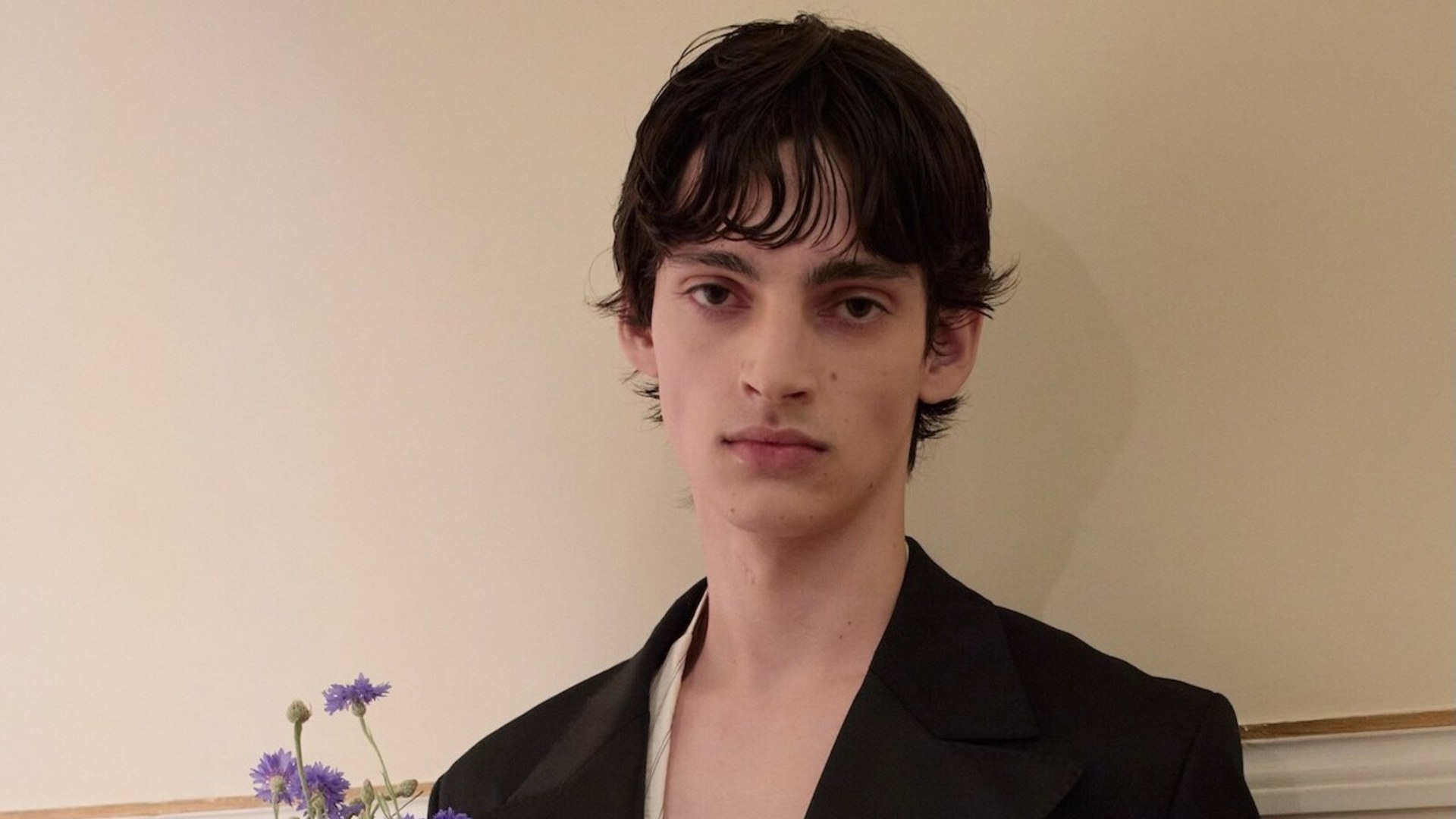 Simone Rocha SS27 menswear look at Pitti with cornflower bouquet