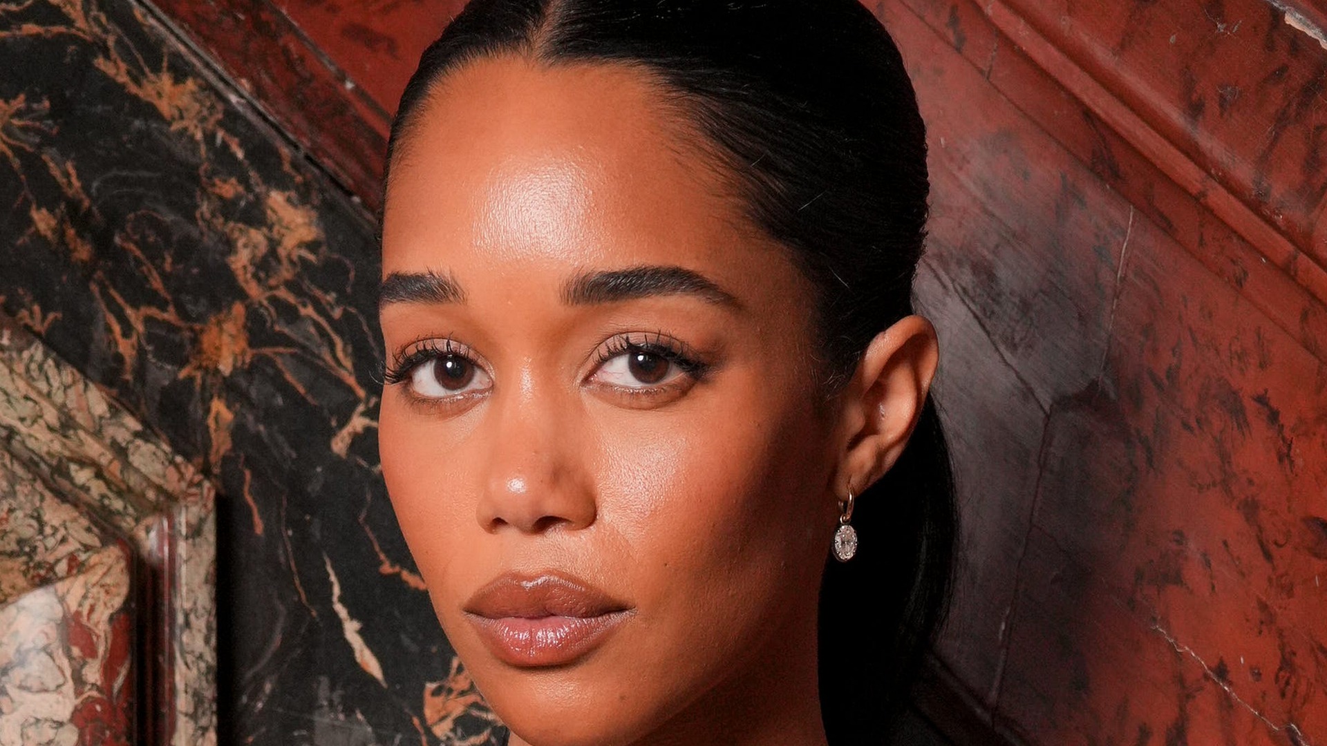 Blurred Brown French Lip How-To: Fall 2026’s Quiet ’90s Chocolate Stain