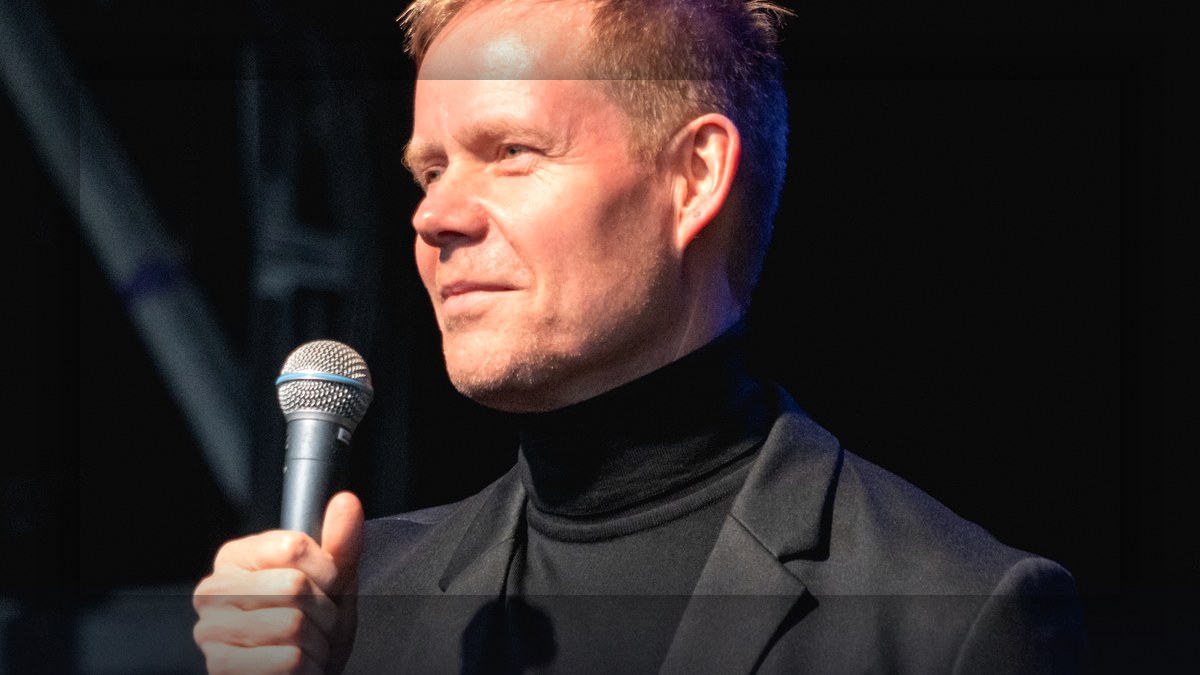 Real Wikimedia photograph of Max Richter for While the Flood Rages album guide — Decca/DG 16 October 2026. No AI face.