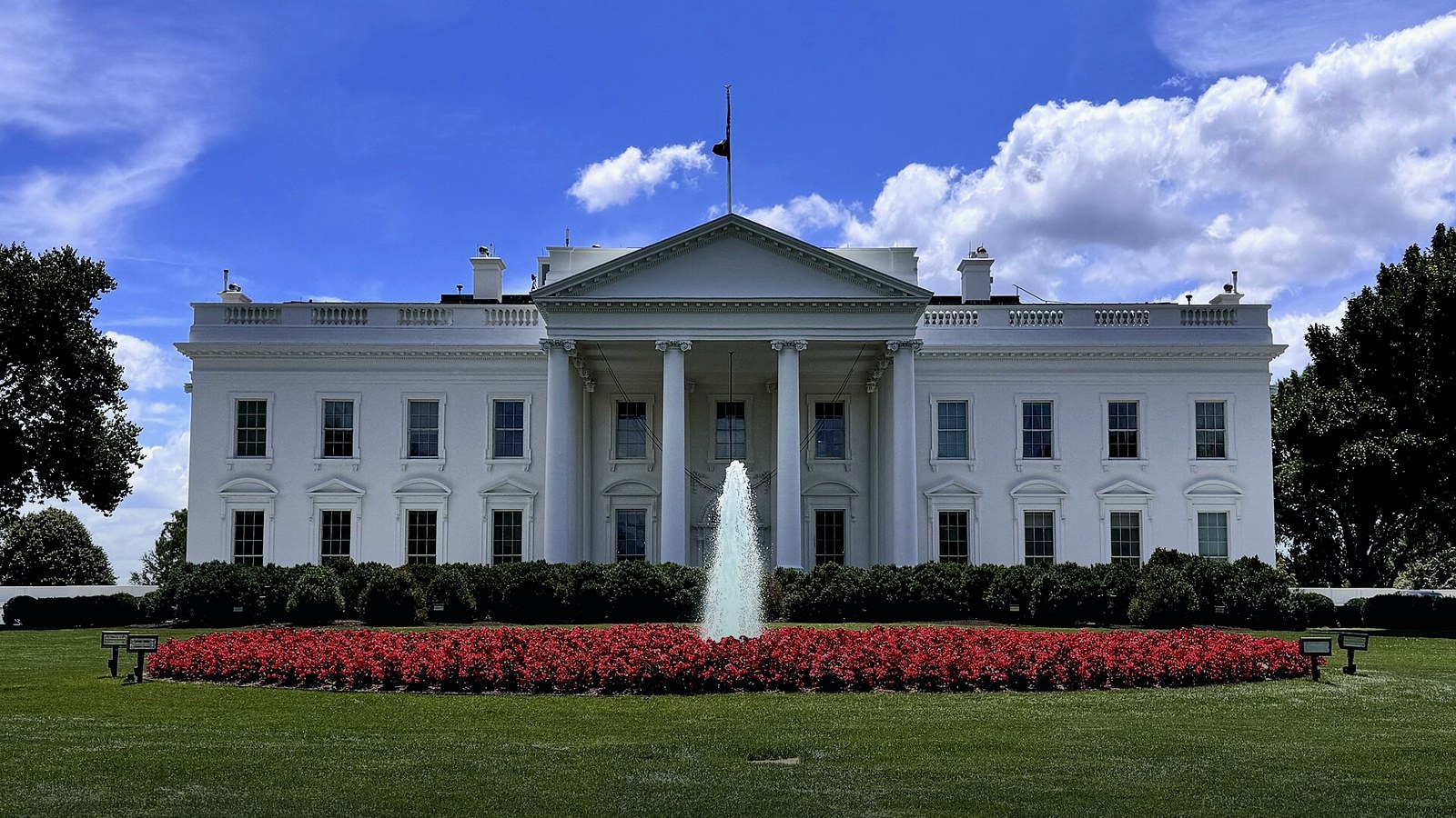 Real photograph of the White House north facade (Wikimedia Commons) for the Trump Super Intelligence Force AI task force explainer.