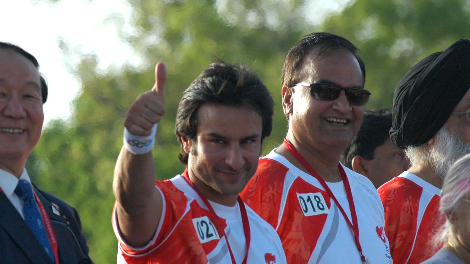 Saif Ali Khan at the Beijing Olympic torch relay at India Gate in 2008