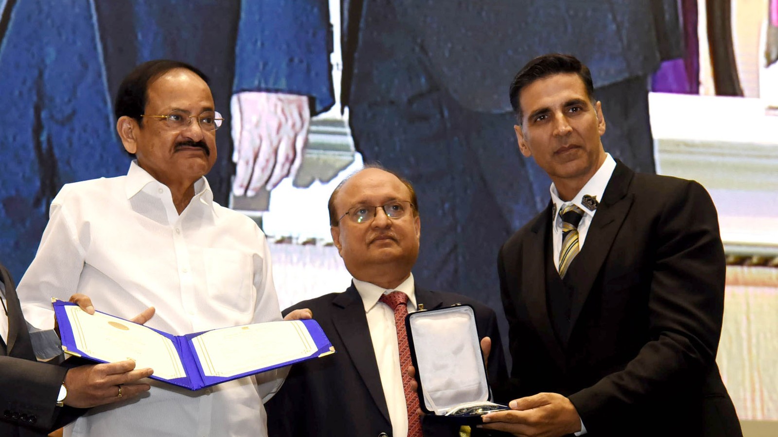 Akshay Kumar receiving a National Award for Padman