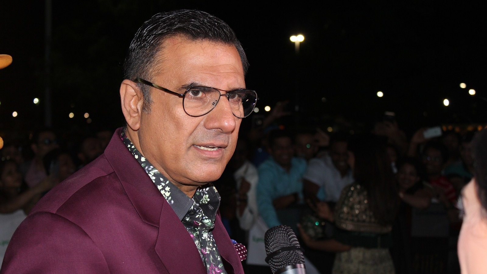 Actor Boman Irani wearing glasses and a maroon jacket at the IIFA 2017 green carpet
