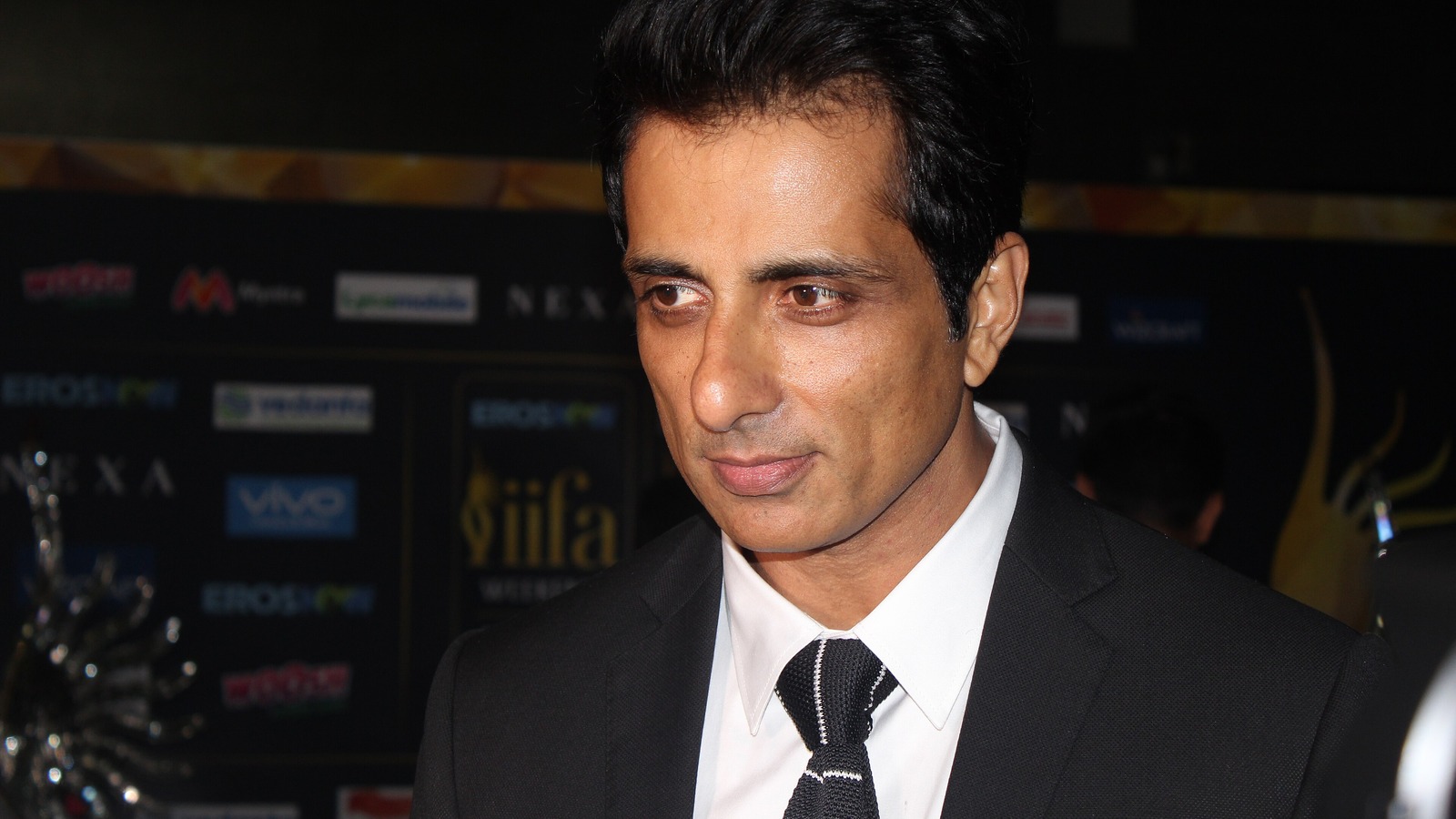 Actor Sonu Sood in a black suit and tie at the IIFA 2017 green carpet