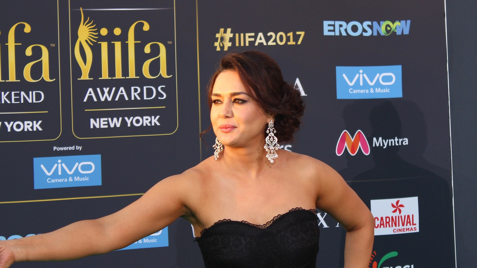 Actress Preity Zinta in a black strapless dress on the IIFA 2017 red carpet