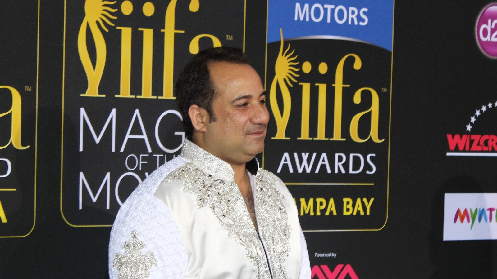 Singer Rahat Fateh Ali Khan in an embroidered white jacket on the IIFA 2014 green carpet