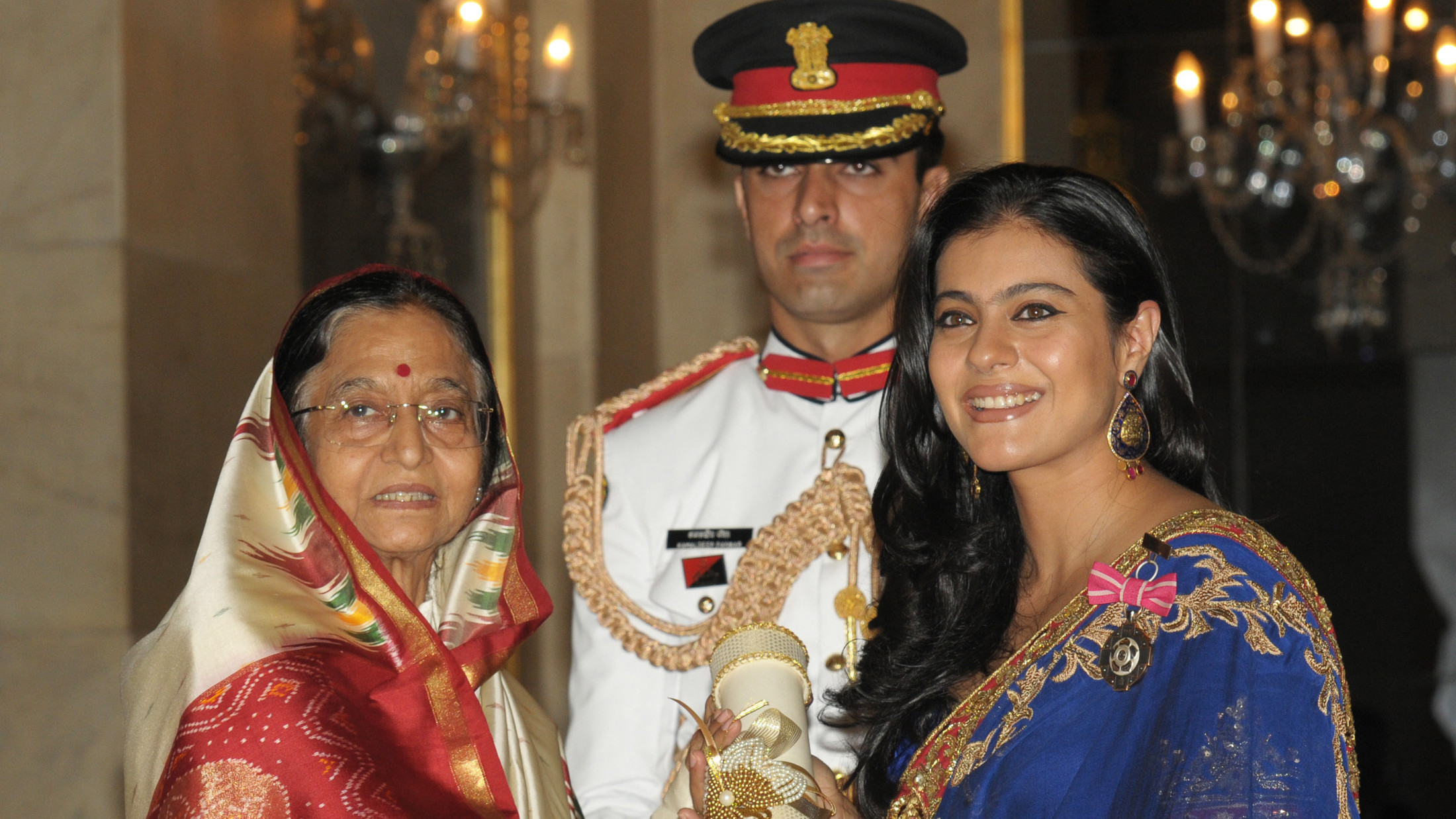 Kajol in a blue saree with a gold border receiving the Padma Shri from President Pratibha Patil at Rashtrapati Bhavan in 2011