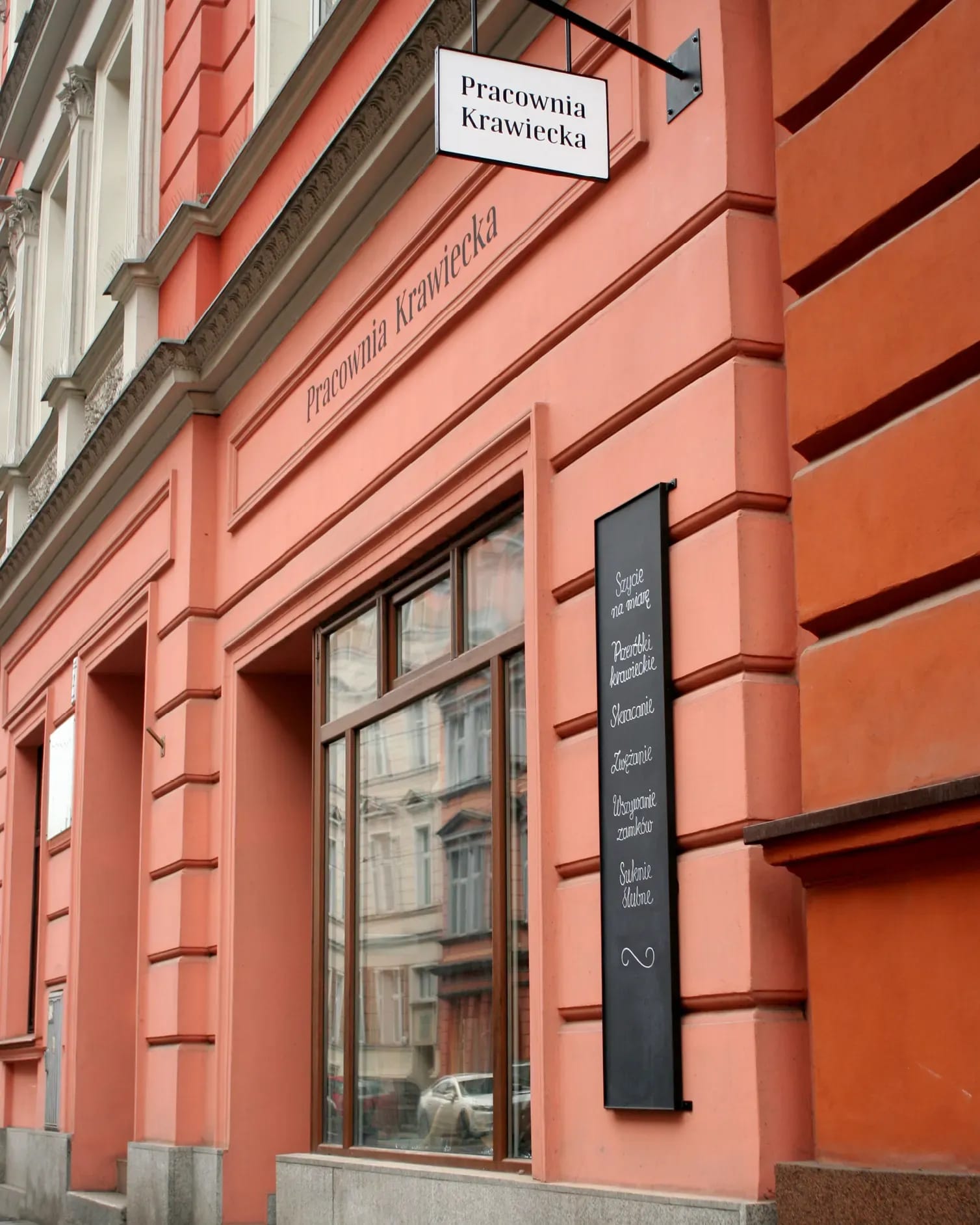 Fasada Pracowni Krawieckiej Teresy Urbanek zaprojektowana przez Justynę Dybalę i Martę Sieczkowska jako PANTOGRAF studio. Shop facade of Tailor’s Workshop Teresa Urbanek by Justyna Dybala and Marta Sieczkowska as PANTOGRAF studio.