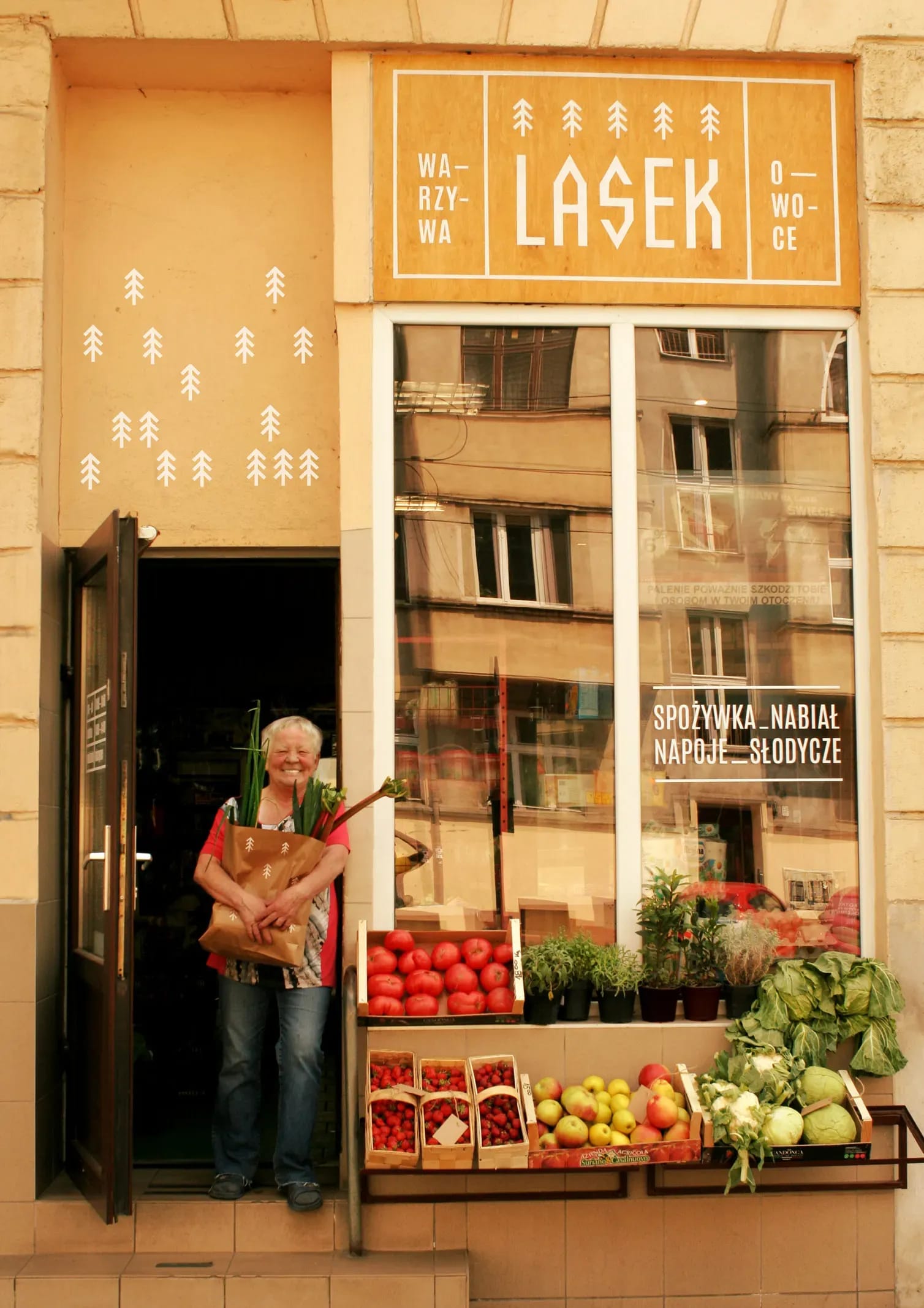 Fasada sklepu z warzywami i owocami Lasek zaprojektowana i wykonana przez Martę Sieczkowską. Lasek fruit and vegetable shop facade, design and excuted by Marta Sieczkowska.