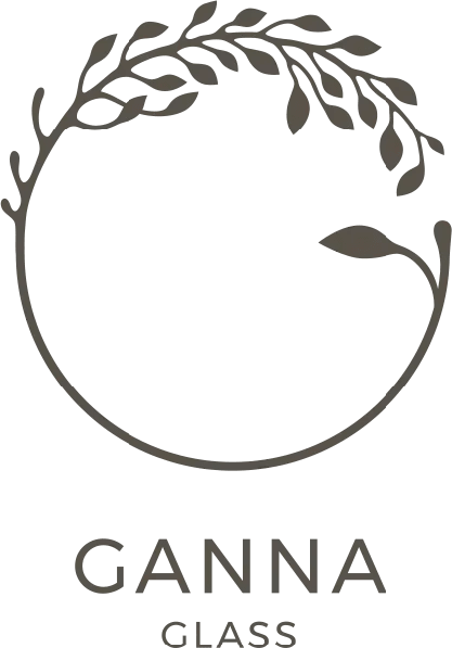 Logo dla projektantki i ilustratorki Ganny Grudnytskiej - Ganna Glass. Logo for glass designer and illustrator Ganna Grudnytska - Ganna Glass.