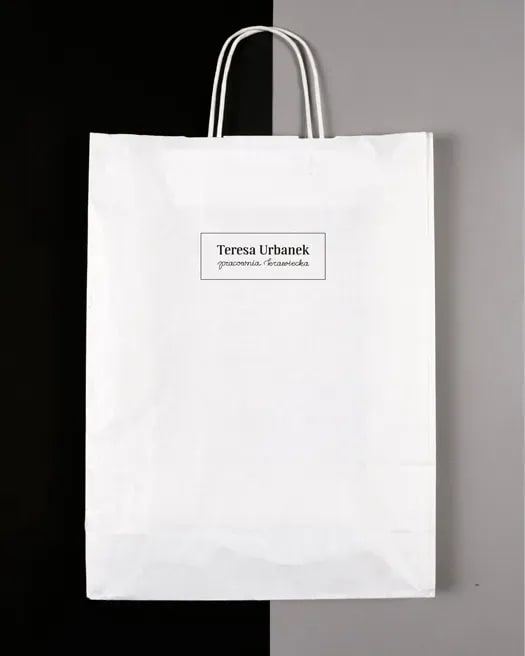 Nadruk na torbie - element identyfikacji wizulaniej dla Pracowni Krawieckiej Teresy Urbanek. Logo print on Teresa Urbanek Tailor’s Workshop bag.