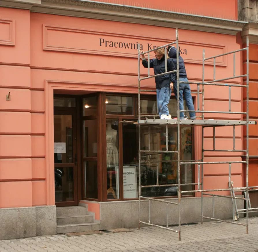 Malowanie szyldu dla Pracowni Krawieckiej Teresy Urbanek. Painiting of a sign for a Tailor’s Workshop Teresa Urbanek.