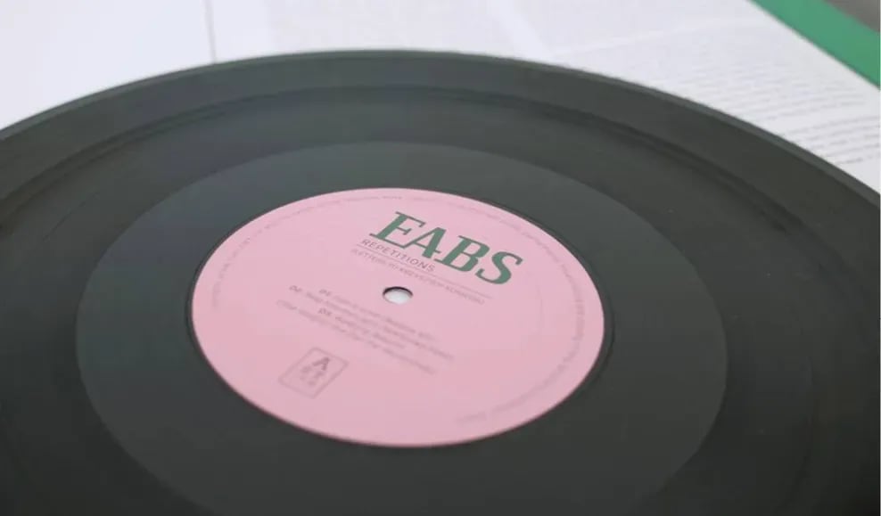 Logo umieszczone na płycie winylowej EABS. Logo printed on EABS vinyl record.