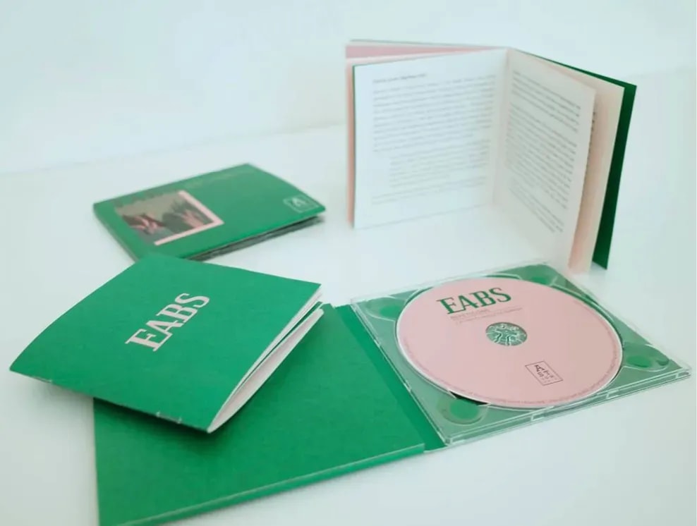 Logo na płycie EABS. Logo na the EABS CD.