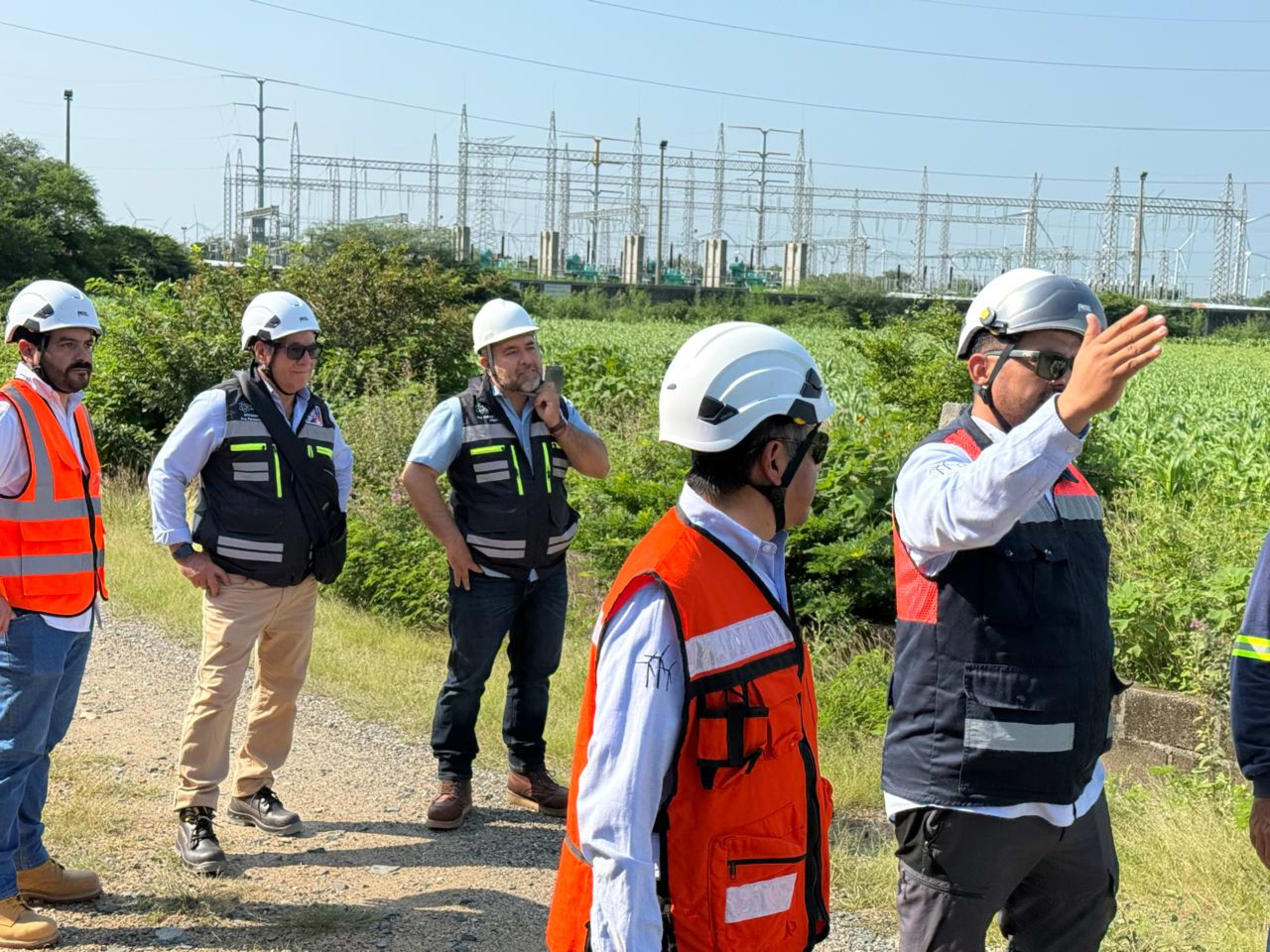 Turbina eolica con logos de 4c y Nucleo Energy