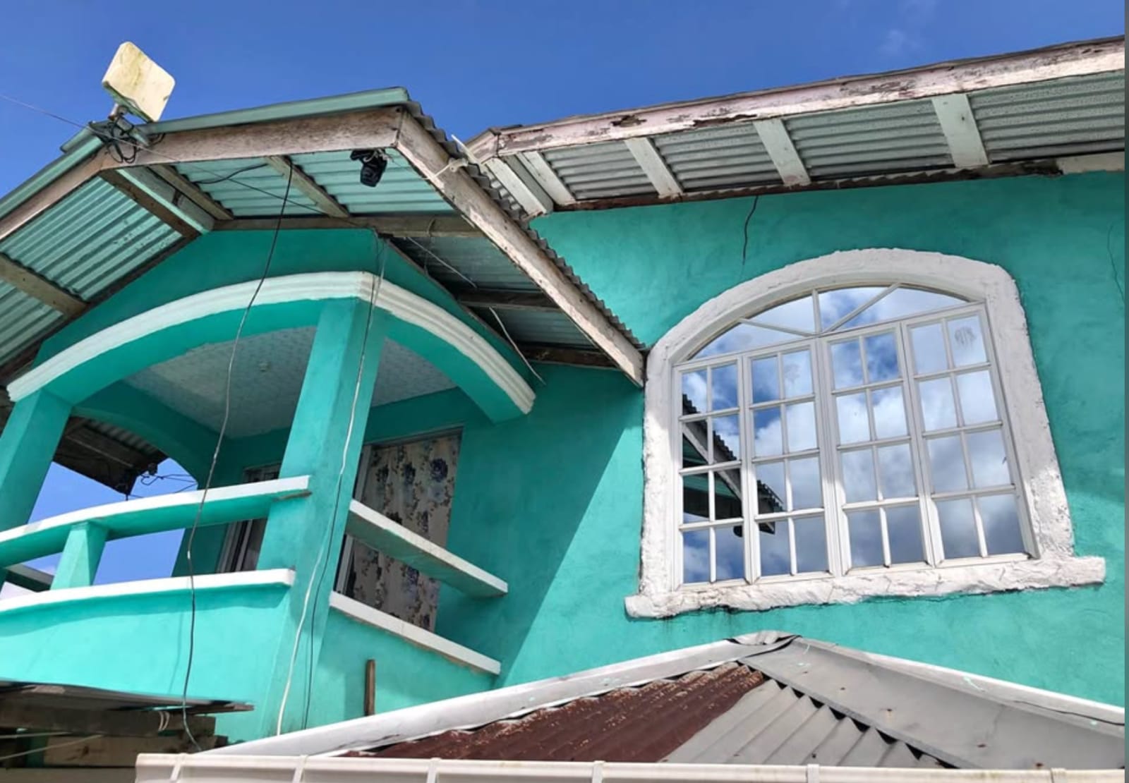 house in first Avenue Bartica for rent first an last
