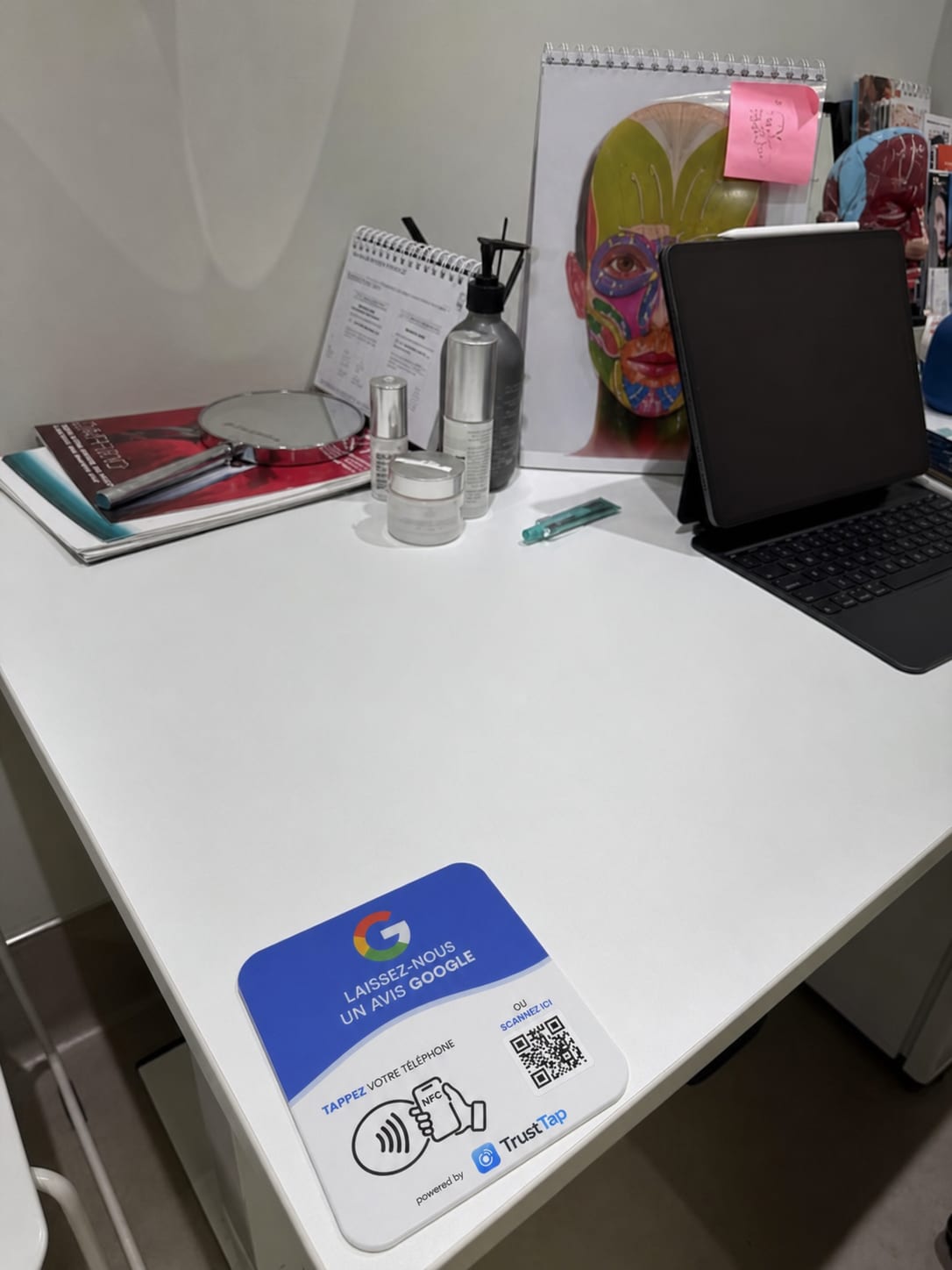 Plaque TrustTap près d’un comptoir