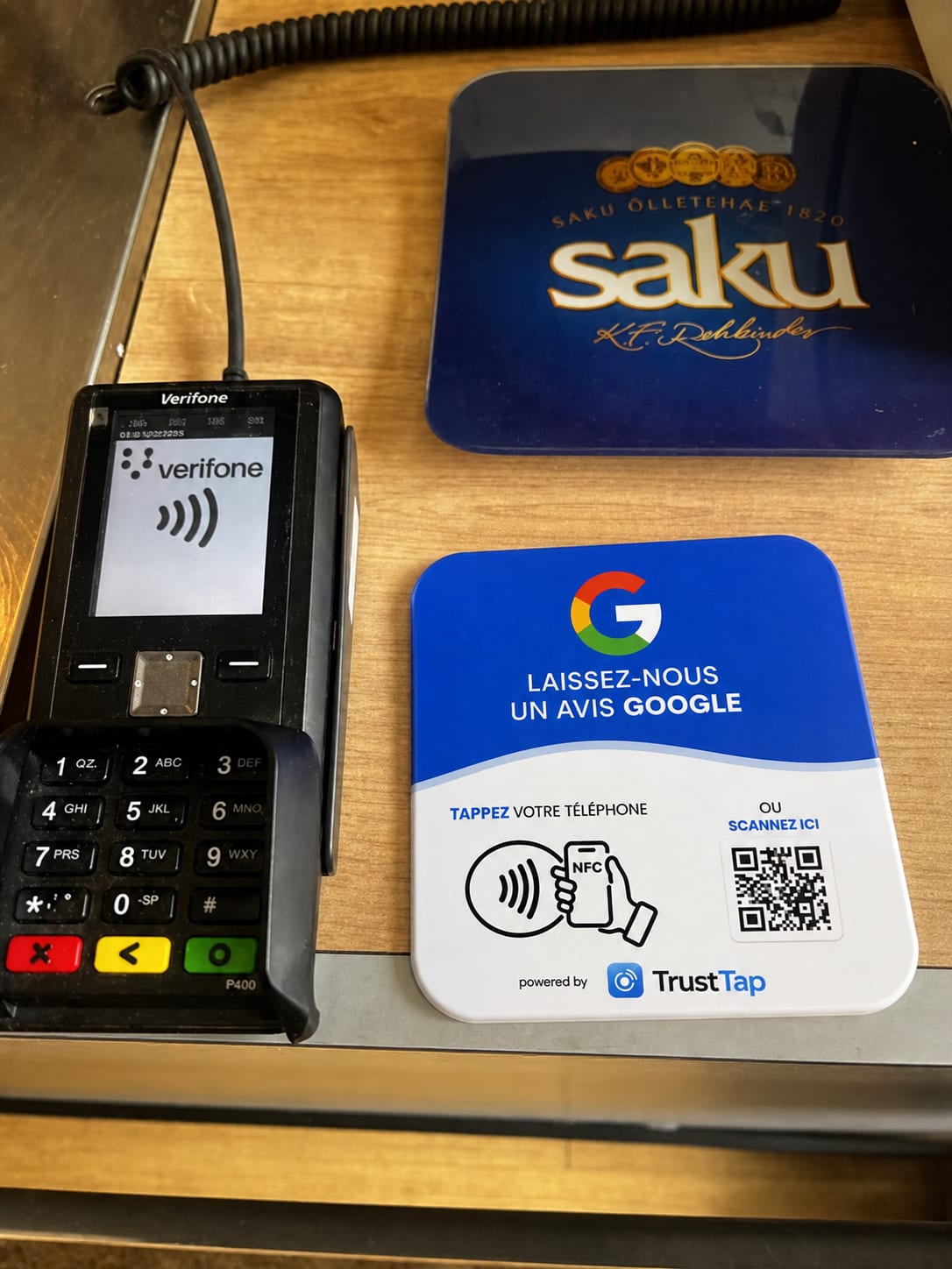 Plaque TrustTap dans un espace professionnel