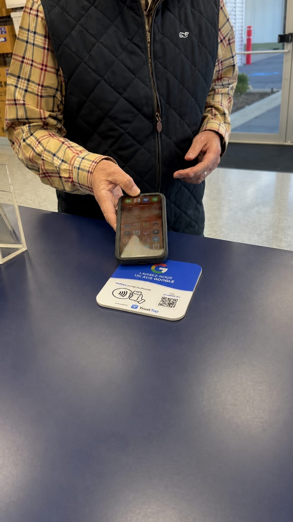 Plaque TrustTap installée dans un commerce