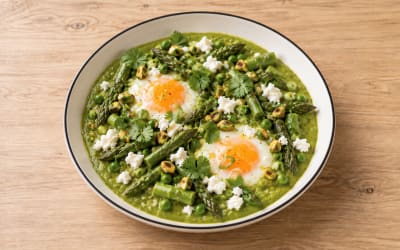 Chakchouka verte aux asperges, petits pois & feta