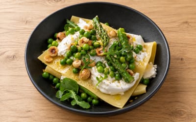 Lasagnes déstructurées aux légumes de printemps, noisettes et burrata