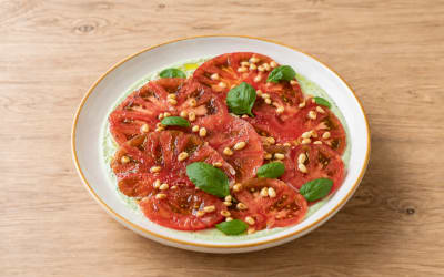 Tomates fraîches, crème feta basilique & pignons dorés