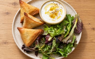 Samoussas végé, sauce skyr & salade