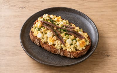 Toast crémeux aux œufs mollets, anchois et parmesan